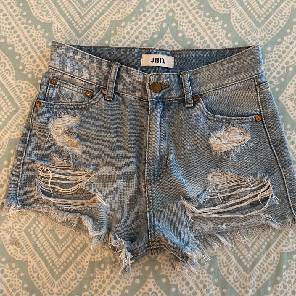 JBD RIPPED JEAN SHORTS